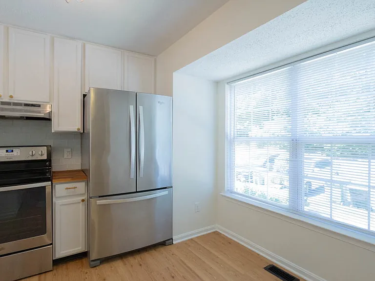 405 Lakeview Ct — Photo 7