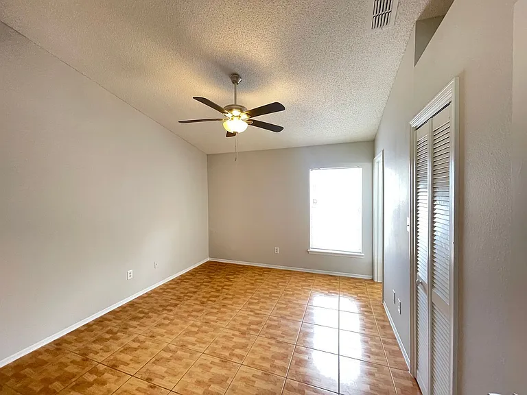 313 San Gabriel St — Photo 9