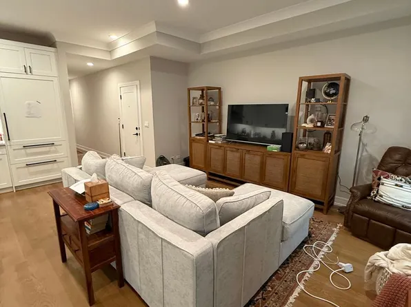 2242 N Kenmore Ave #2S, Chicago, IL 60614