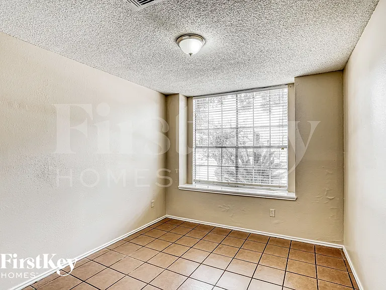 18614 Seaton Dr — Photo 16