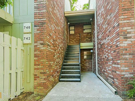 4th image of 746 Brentwood Pl