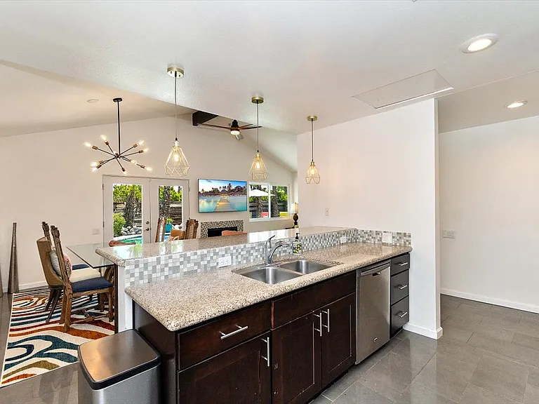 2632 N Aurora Dr — Photo 11
