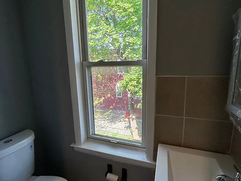 1458 Kenwood Ave — Photo 10