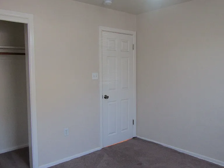 910 S Una Ave — Photo 7