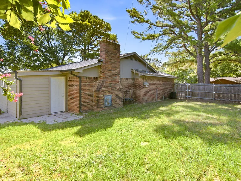 809 James St — Photo 30