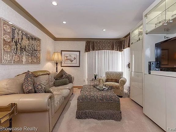 3rd image of 8220 Woodspur Dr