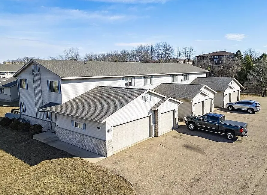 2 bed, 1.5 bath, 940 sqft, $1,250 — Photo 1