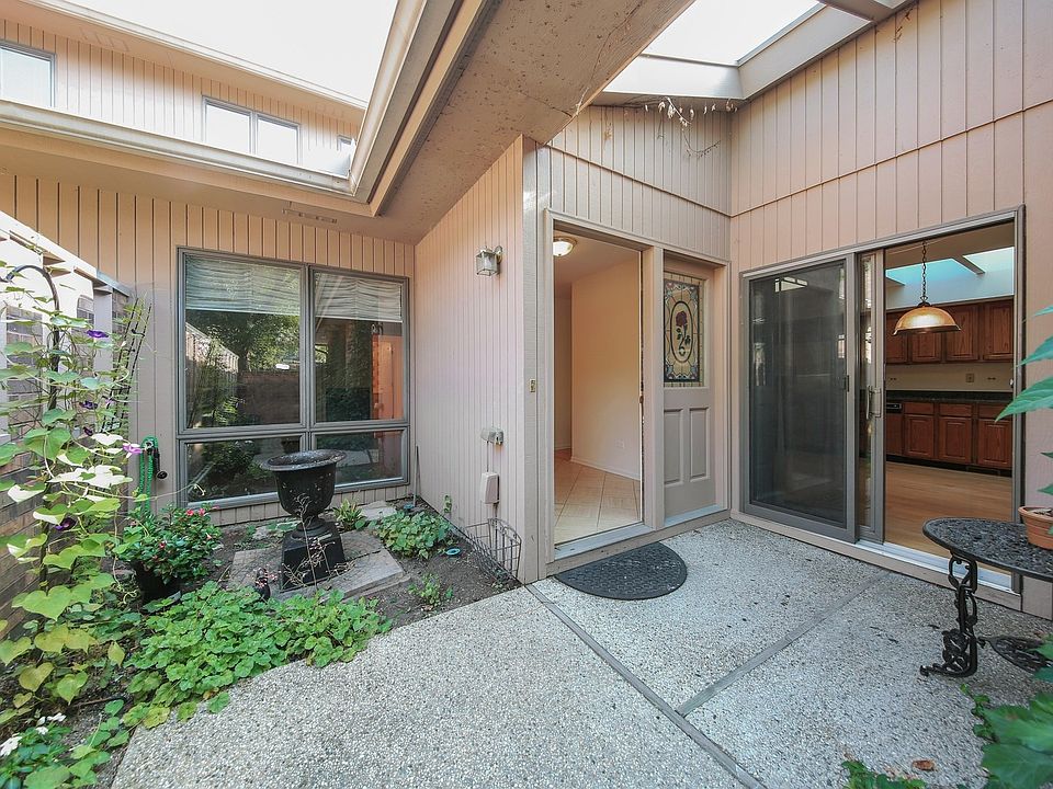 1st image of 1415 Burr Oak Ct #15-C