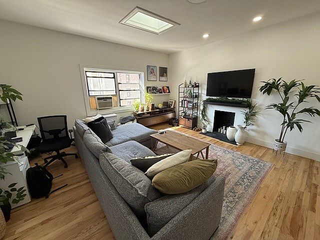 1st image of 26 W 8th St Frnt 4