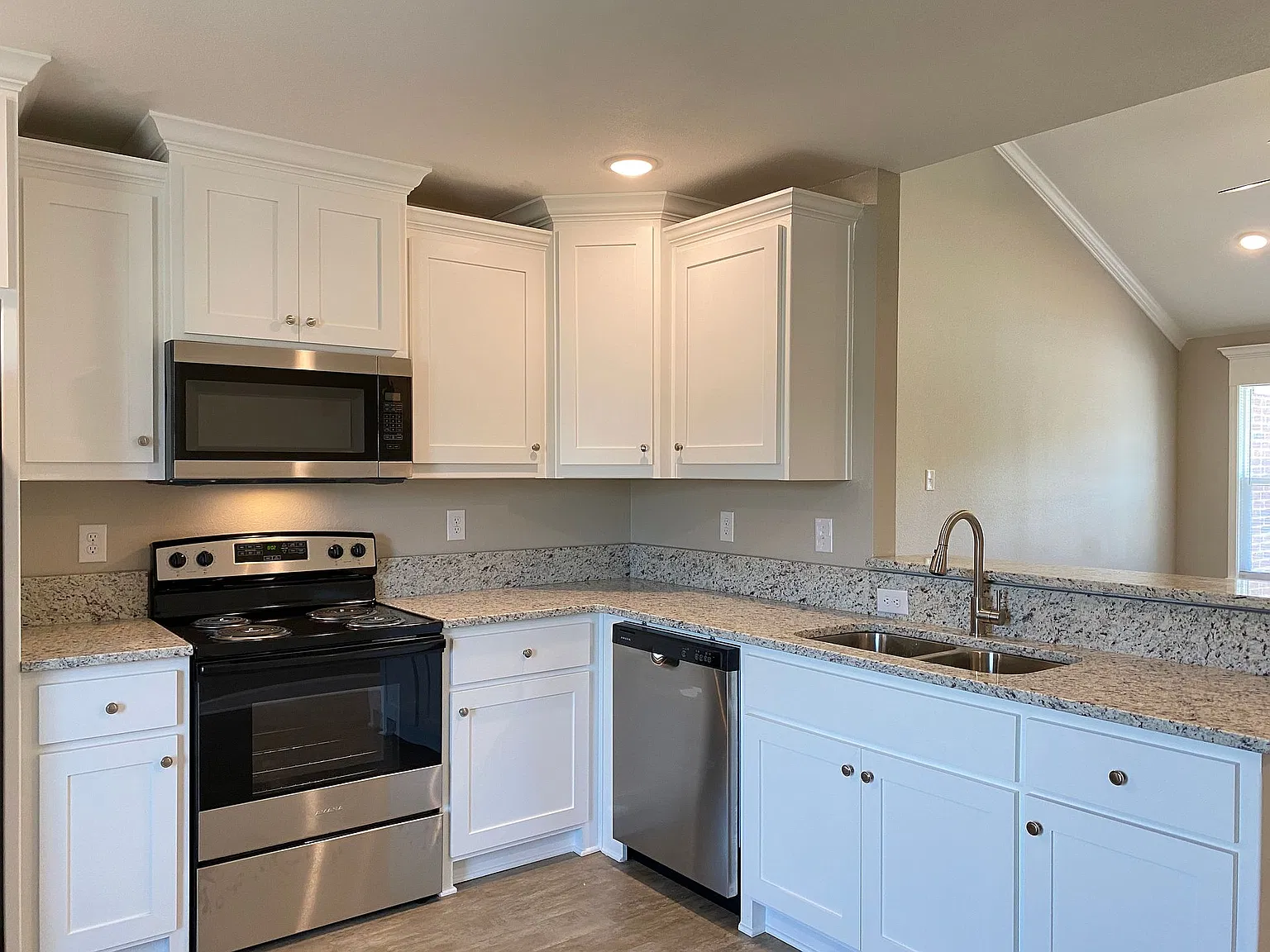 301 Magnolia Ct — Photo 4