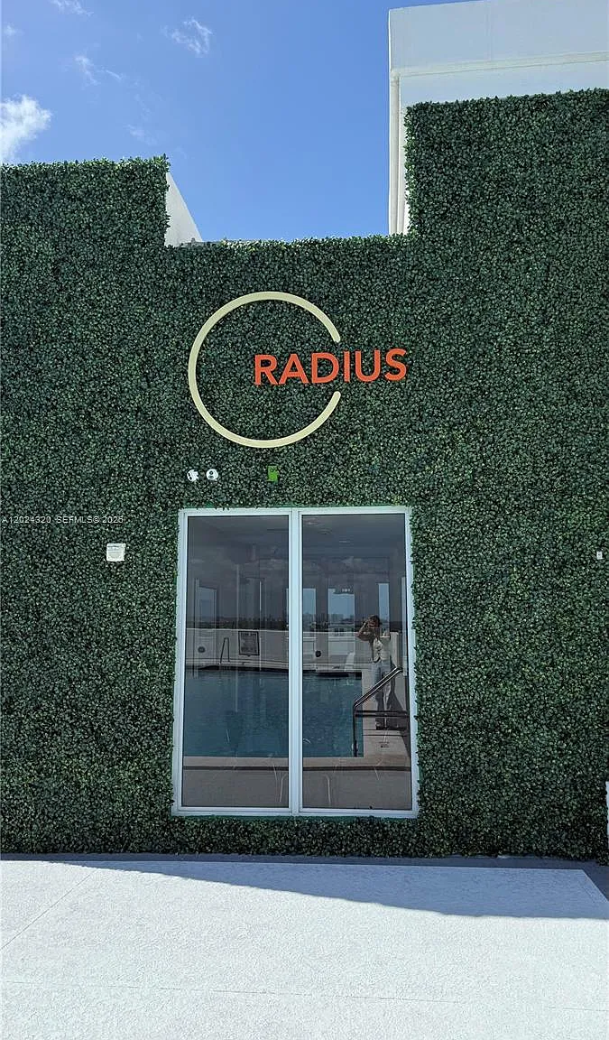 Radius Condo — Photo 1