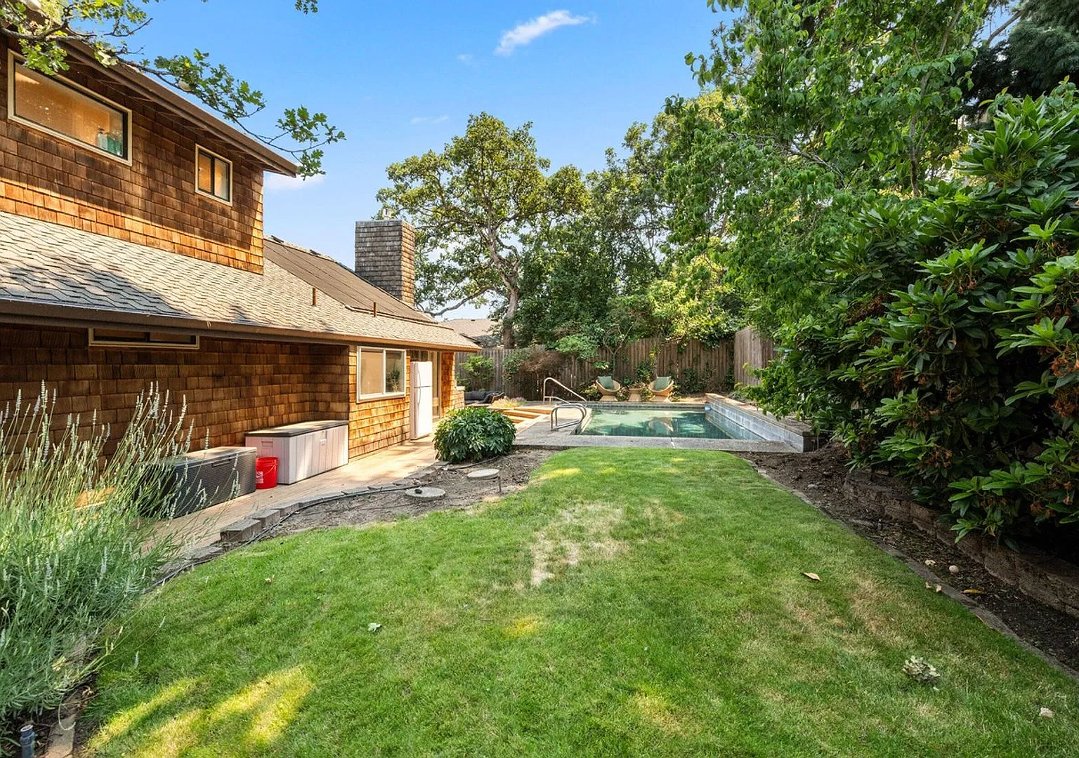 Lovely 3-bedroom home, Inground pool and lounge area!! — Photo 3