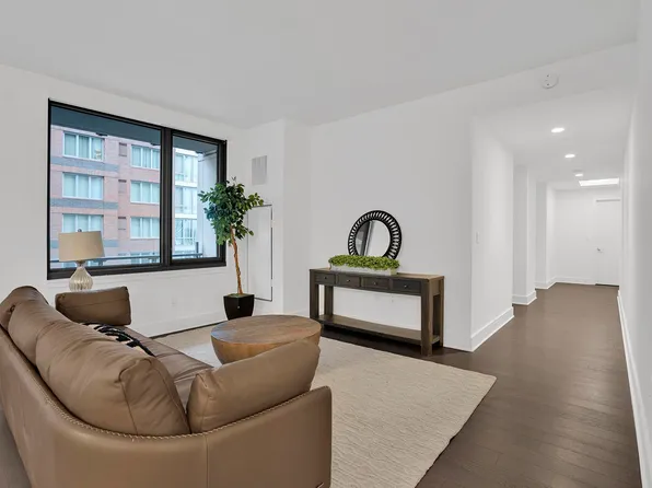 9 Avenue At Port Imperial image 12 of 50