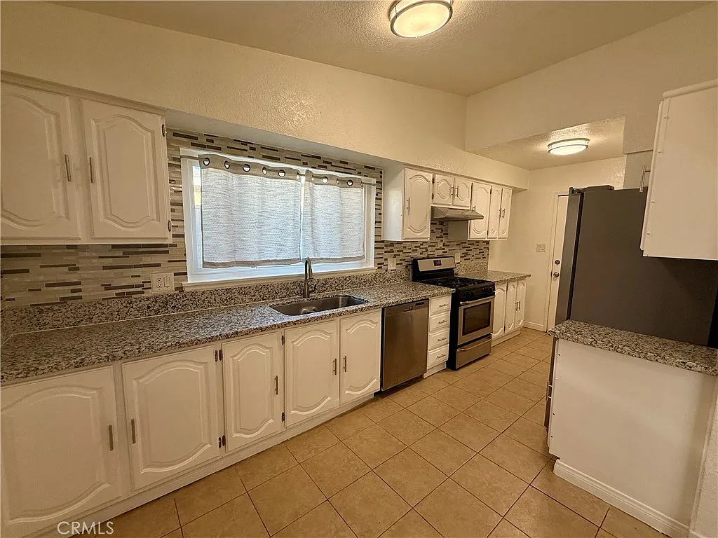3 bed, 1095 sqft, $2,500 — Photo 3