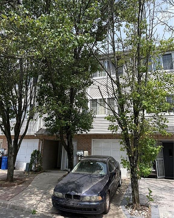 2nd image of 28 White Oak Ln