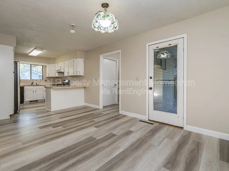 1913 S Broadway Ave — Photo 3