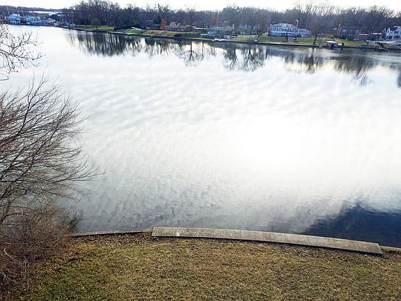 5th image of 23680 Greenleaf Blvd