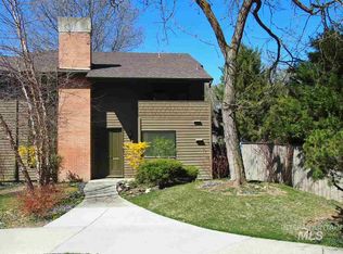 1007 E Strawberry Ln, Fresno, CA 93712