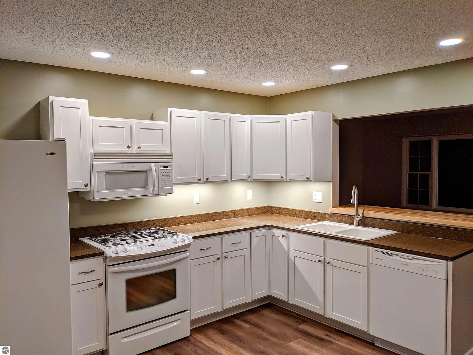 2 bed, 1.0 bath, $1,400 — Photo 2