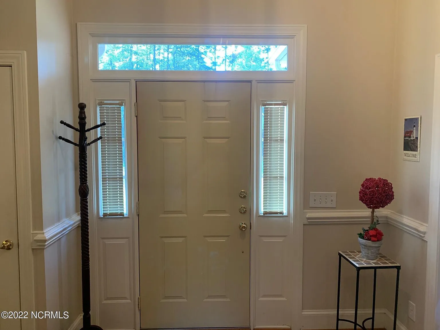 3 bed, 2.0 bath, 2500 sqft, $2,300 — Photo 2