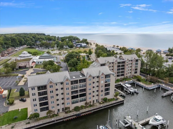 260 Water St #5E, Saint Joseph, MI 49085