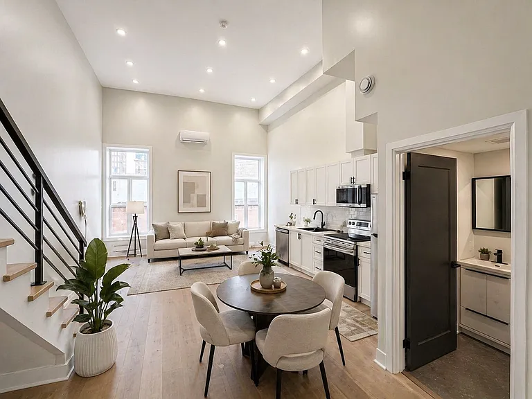 208 King St E — Photo 3
