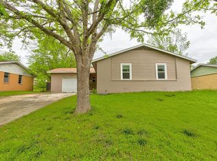 8020 Chaparral Dr, White Settlement, TX 76108