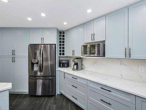 5th image of 1085 Tillicum Rd #306