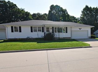 208 12th Ave NE, Independence, IA 50644