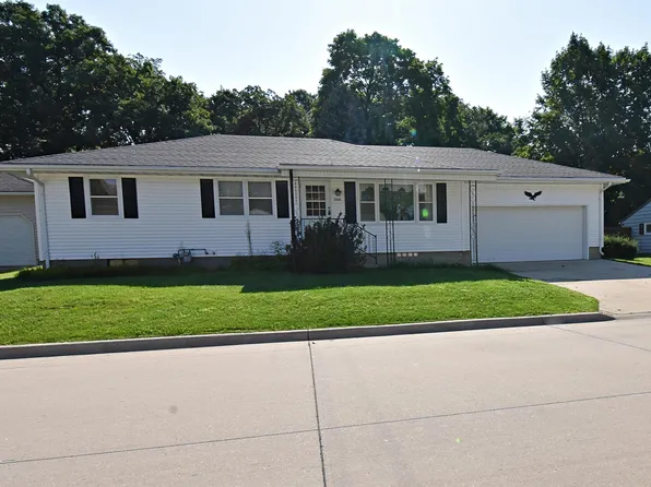 208 12th Ave NE, Independence, IA 50644