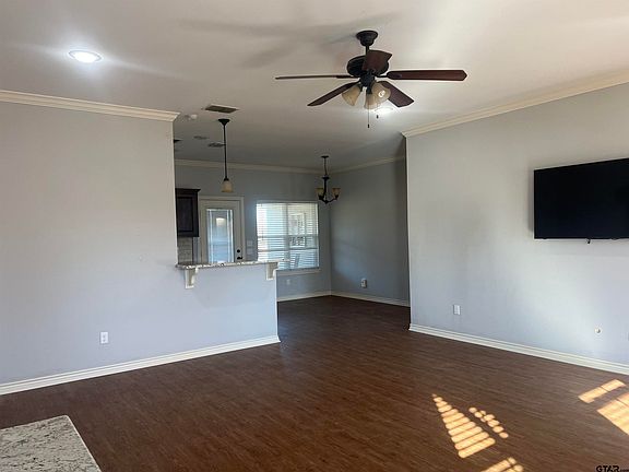 3rd image of 101 Bristol Cir