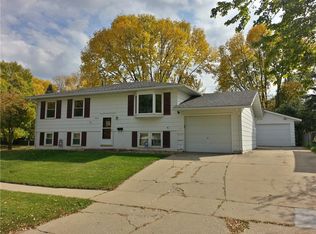 5925 Sharon Ln NW, Cedar Rapids, IA 52405