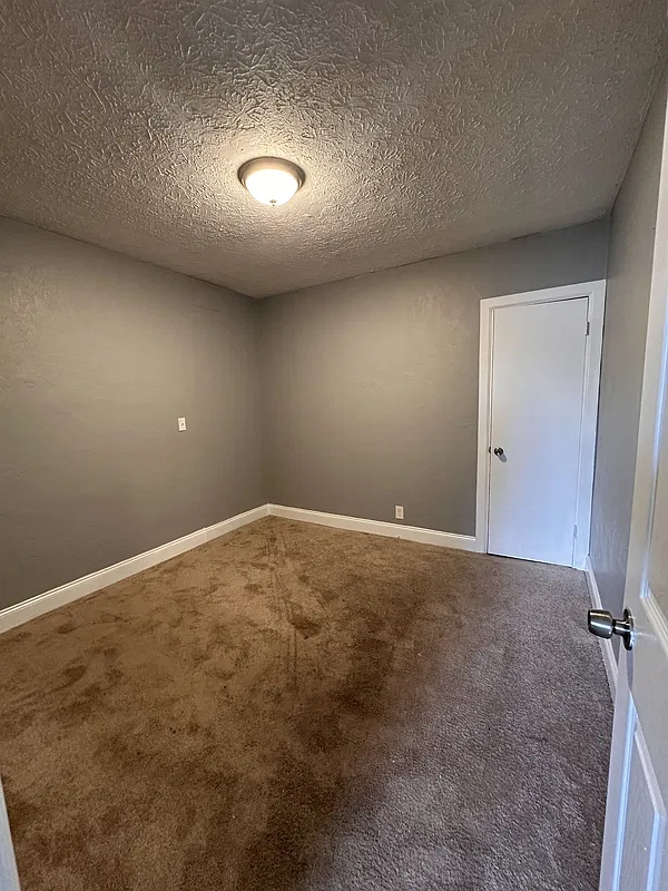 2 bed, 1.0 bath, 585 sqft, $895 — Photo 1