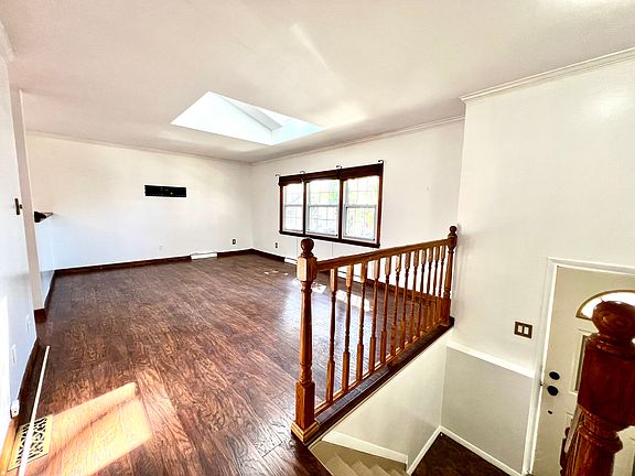 3rd image of 293 Rose Ave Floor 2