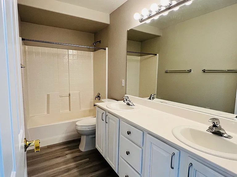 9742 W Tompkins Ave — Photo 10