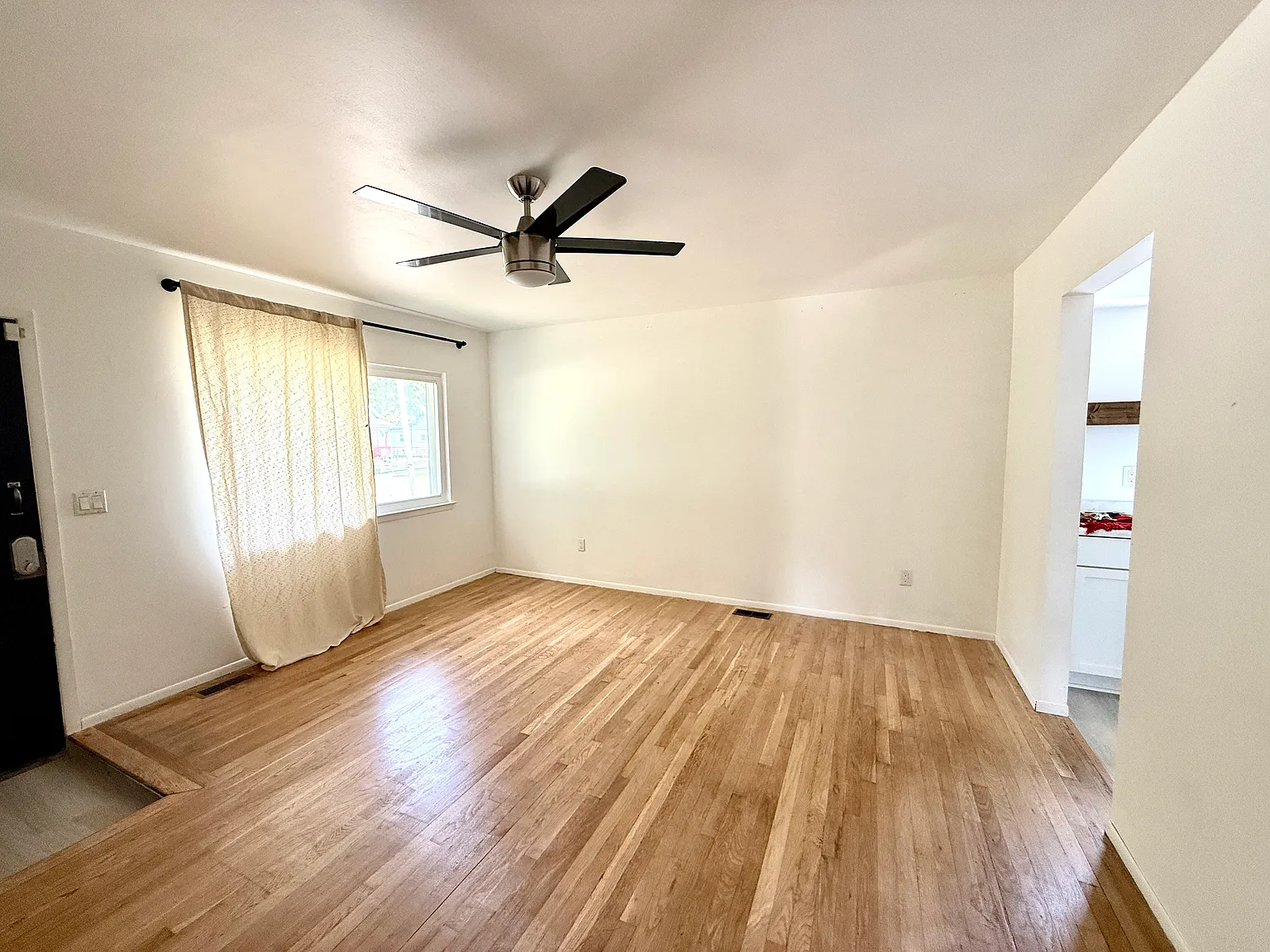 3 bed, 915 sqft, $1,500 — Photo 3
