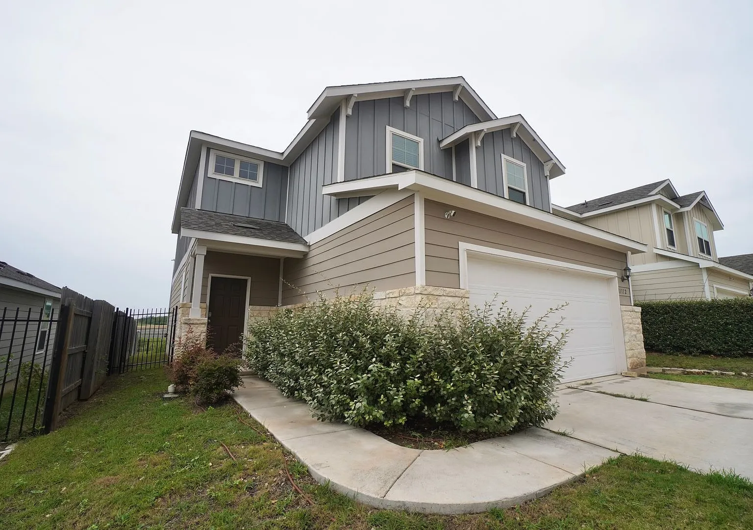 Beautiful 3 Bed, 2.5 Bath Home with 2-Car Garage in Manor! — Photo 3