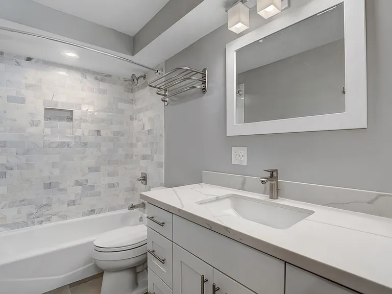 Queen Anne Fiveplex — Photo 14