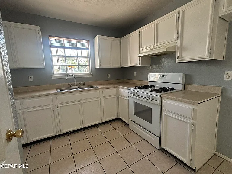 11924 Kings Guard Dr — Photo 8