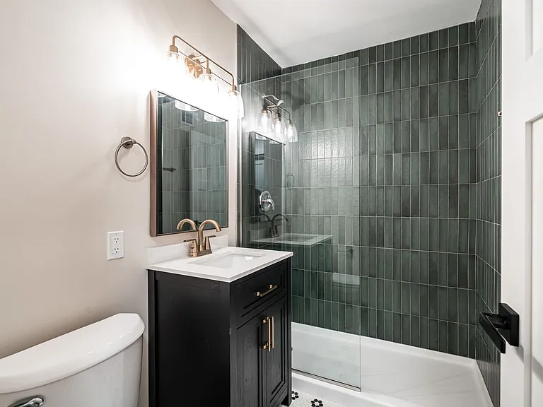 2600 E Kenwood Blvd — Photo 13