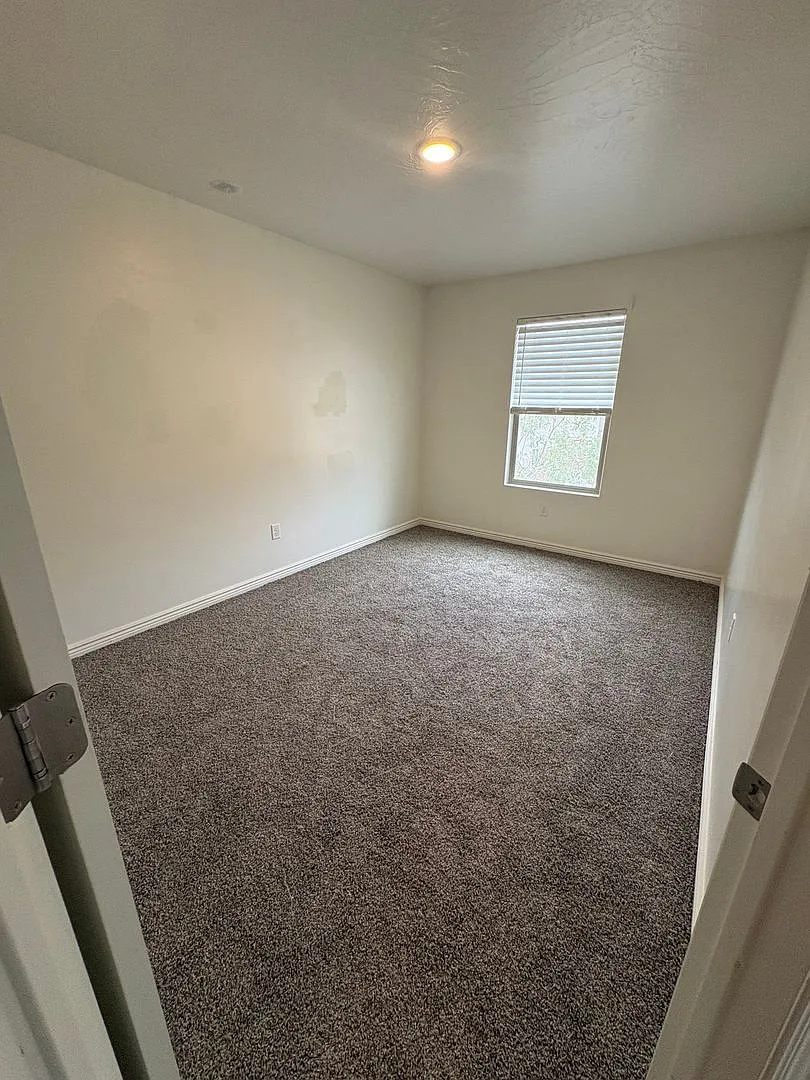 Spacious Townhome for Rent Prime Location! — Photo 3