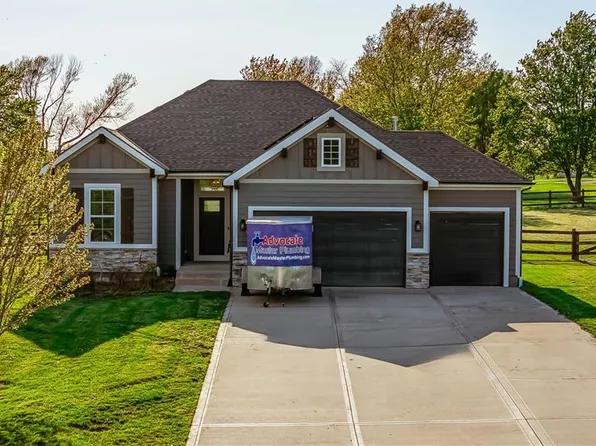 2360 Douglas St, Lees Summit, MO 64064