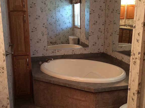 Master Bath w/Spa Tub