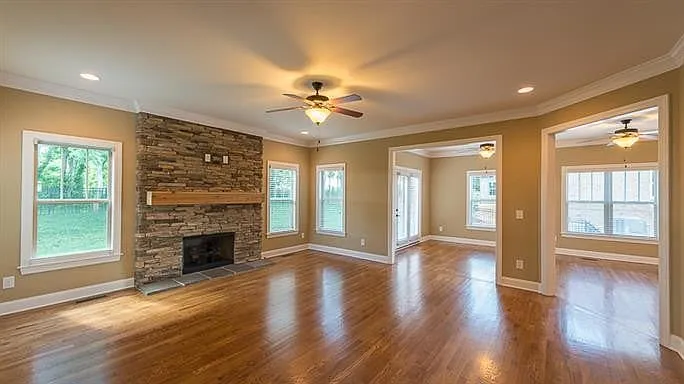 1381 Round Hill Ln — Photo 3