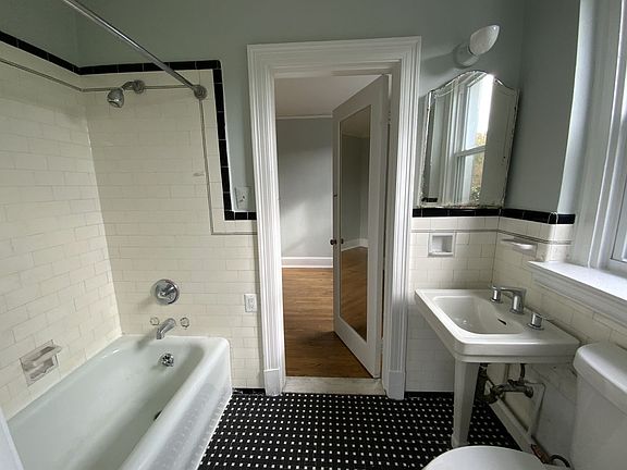 2nd image of 4 E 30th St #6301