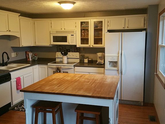 Open Kitchen w/Large Island