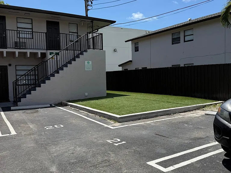 110 NW 7th Ave #18 — Photo 6