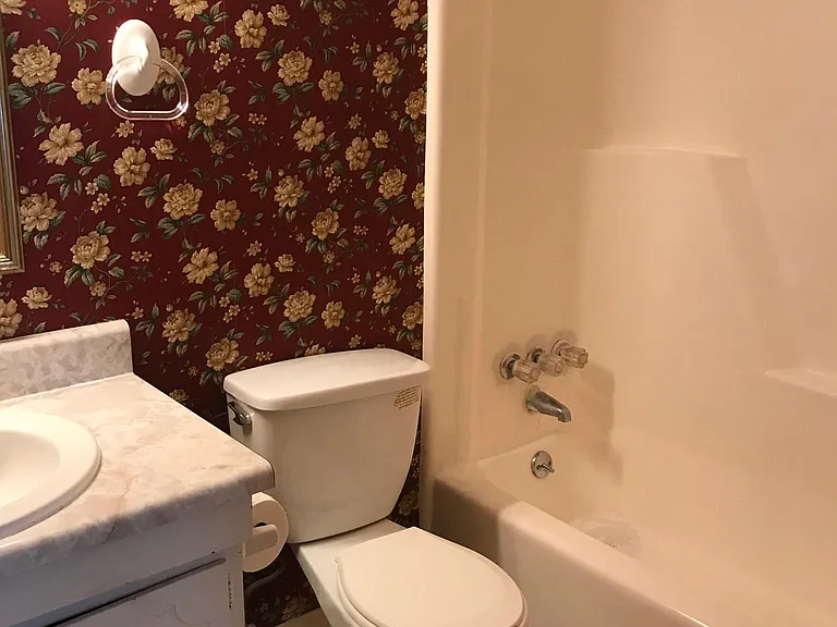Full bathroom 2nd floor