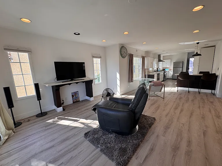 1339 S Mansfield Ave — Photo 4