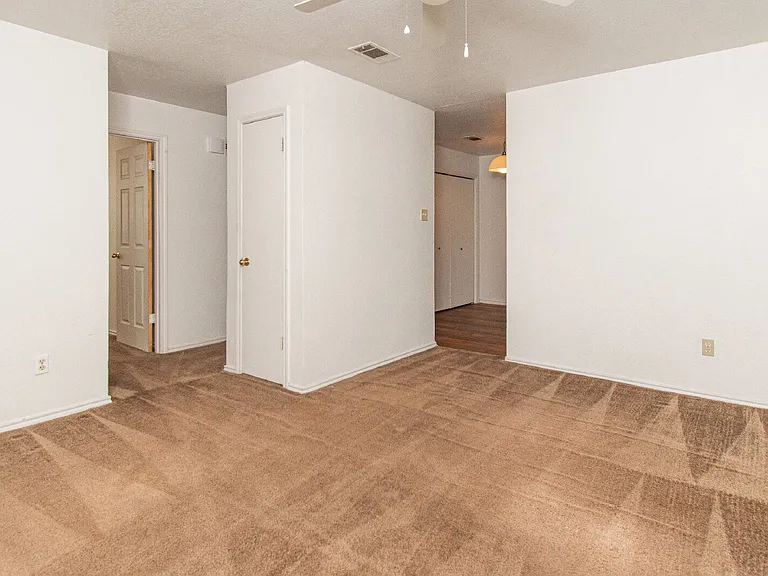 1703 Cedarhill Dr #B — Photo 2